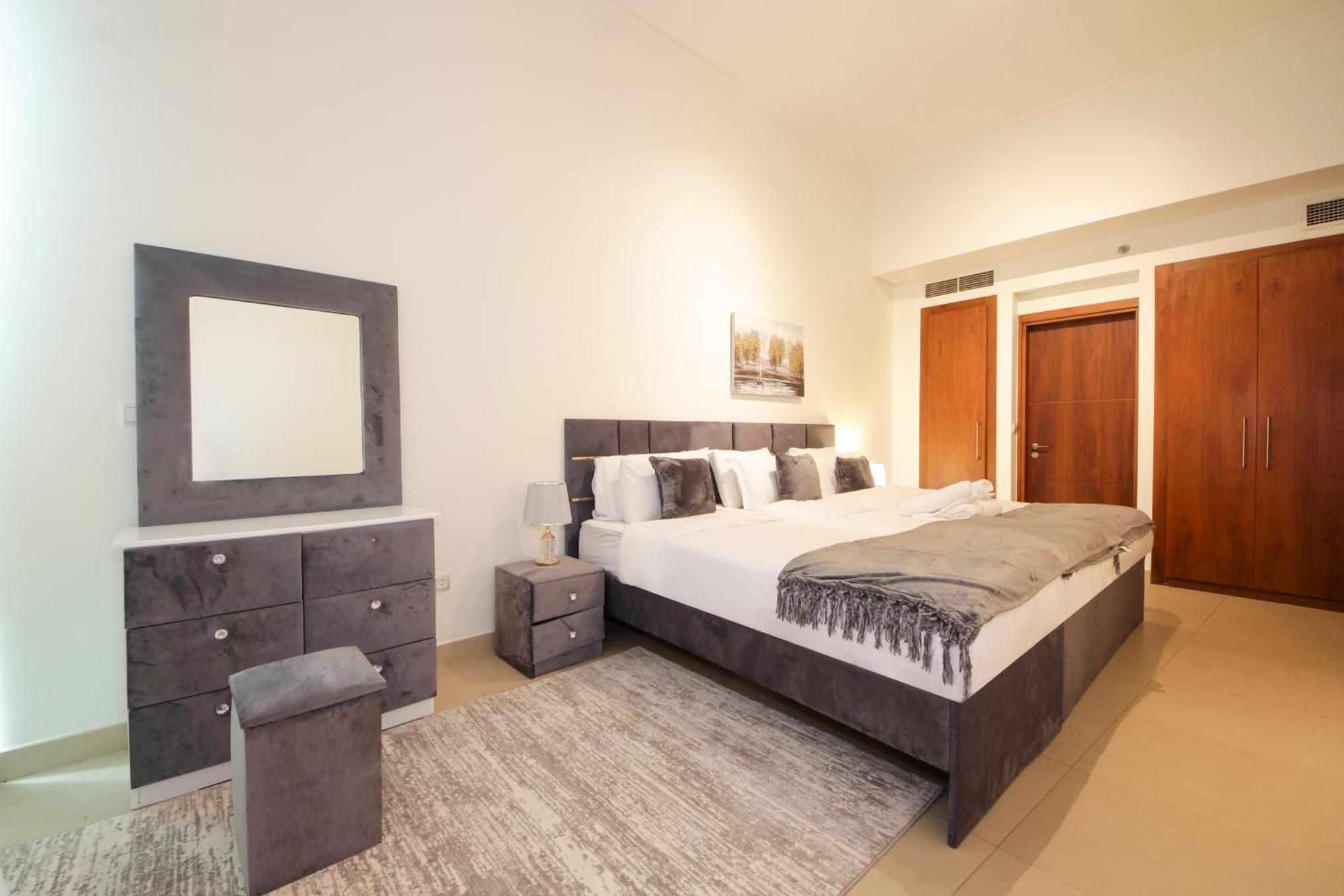 Burj Vista Downtown Near To Mall - 2bhk Apartment *